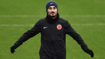 Peduli Sesama, Ilkay Gundogan Bagi-bagi Takjil di Jakarta hingga Makassar
