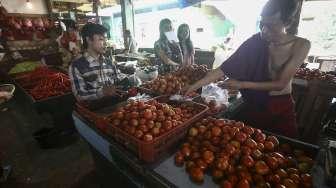 Suasana jual-beli bahan kebutuhan pokok di Pasar Senen, Jakarta, Jumat (7/7/2017). [Suara.com/Kurniawan Mas'ud]