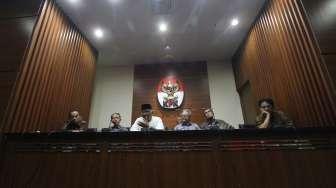 Sejumlah mantan pimpinan KPK berkumpul dan memberikan keterangan kepada media terkait dukungan bagi KPK serta upaya hak angket DPR, di Gedung KPK, Jakarta, Jumat (7/7/2017). [Suara.com/Oke Atmaja]