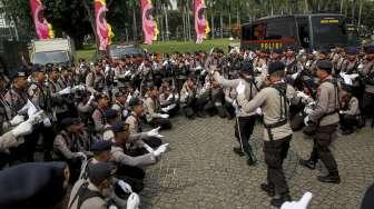 Prajurit Polri saat menjalani upacara gladi kotor menjelang puncak perayaan HUT Bhayangkara ke-71 di Lapangan Silang Monas, Jakarta, Jumat (7/7/2017). [Suara.com/Kurniawan Mas'ud]