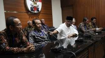 Sejumlah mantan pimpinan KPK memberikan keterangan kepada media terkait dukungan bagi KPK dan upaya hak angket DPR, di Gedung KPK, Jakarta, Jumat (7/7/2017). [Suara.com/Oke Atmaja]