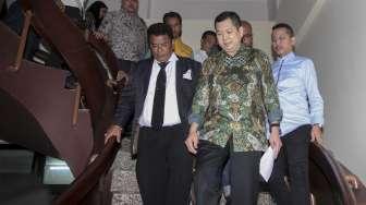 Presiden Direktur PT MNC yang juga Ketua Umum Partai Perindo, Hary Tanoesoedibjo, seusai menjalani pemeriksaan sebagai tersangka di Bareskrim Polri, Jakarta, Jumat (7/7/2017). [Suara.com/Kurniawan Mas'ud]