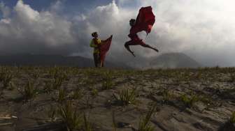 Pasangan penari tampak melakukan latihan sendratari kolosal Kidung Tengger di sela-sela pertunjukan Eksotika Bromo di Lautan Pasir kawasan Taman Nasional Bromo Tengger Semeru, Probolinggo, Jawa Timur, Sabtu (8/7/2017). [Antara/Zabur Karuru]