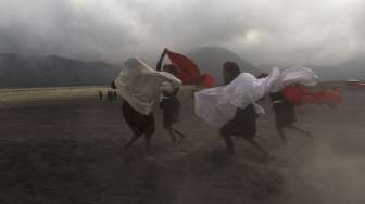 Sejumlah penari melakukan latihan sendratari kolosal Kidung Tengger di sela-sela pertunjukan Eksotika Bromo di Lautan Pasir kawasan Taman Nasional Bromo Tengger Semeru, Probolinggo, Jawa Timur, Sabtu (8/7/2017). [Antara/Zabur Karuru]