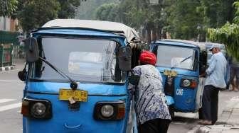 Suasana pangkalan bajaj di kawasan Stasiun Cikini, Jakarta, Sabtu (8/7/2017). [Suara.com/Oke Atmaja]