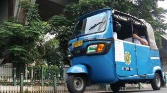 Salah satu bajaj tampak mengantar penumpang di kawasan Stasiun Cikini, Jakarta, Sabtu (8/7/2017). [Suara.com/Oke Atmaja]