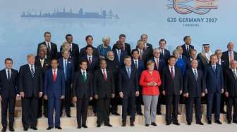 Ini Alasan Trump di Samping Macron saat Foto Bersama KTT G20