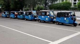 Deretan bajaj terlihat di pangkalan di kawasan Stasiun Cikini, Jakarta, Sabtu (8/7/2017). [Suara.com/Oke Atmaja]