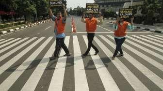 Sejumlah aktivis antikorupsi melakukan aksi parodi di gedung KPK, Minggu (9/7). (Suara.com/Kurniawan Mas'ud)