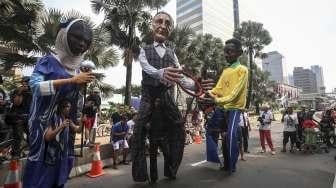 Empat boneka asal Prancis dari Kelompok teater Les Grandes Personnes hibur warga saat berlangsungnya Car Free Day (CFD) di Jakarta, Minggu (9/7). [Suara.com/Kurniawan Mas'ud]