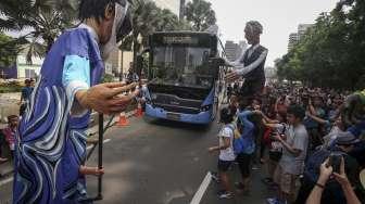 Empat boneka asal Prancis dari Kelompok teater Les Grandes Personnes hibur warga saat berlangsungnya Car Free Day (CFD) di Jakarta, Minggu (9/7). [Suara.com/Kurniawan Mas'ud]