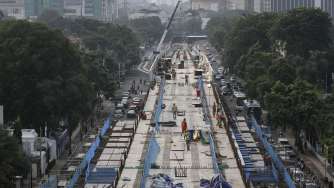 Suasana pembangunan Mass Rapid Transportation (MRT) koridor Lebak Bulus-Bundaran Hotel Indonesia, Jakarta, Senin (10/7).