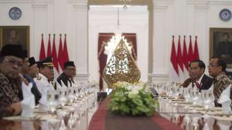 Gubernur Aceh Irwandi Yusuf (kanan) dan wakilnya Nova Iriansyah bertemu Presiden Joko Widodo di Istana Merdeka, Jakarta, Selasa (11/7).