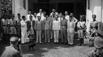 Sosok Tak Terduga di 2 Foto Legendaris Bung Karno