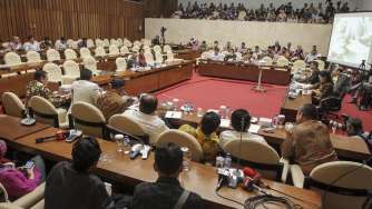 Pakar Hukum Pidana Romli Atmasasmita bersama dengan Dr. M. Sholehuddin memenuhi undangan Panitia Khusus (Pansus) Hak Angket Komisi Pemberantasan Korupsi (KPK) DPR RI di Kompleks Parlemen, Senayan, Jakarta, Selasa (11/7). 