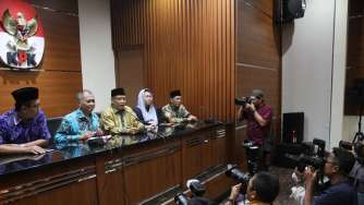 Ketua Umum PBNU, KH. Said Aqil Siradj bersama Ketua KPK, Agus Rahardjo dan Direktur Wahid Foundation Yenny Wahid memberi keterangan pers, usai melakukan pertemuan di gedung KPK, Kuningan, Jakarta Selatan, Selasa (11/7). 