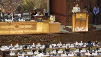 Seratus delapan puluh lima (185) anggota dewan menghadiri rapat paripurna di gedung DPR, kompleks Parlemen, Senayan, Jakarta, Selasa (11/7).