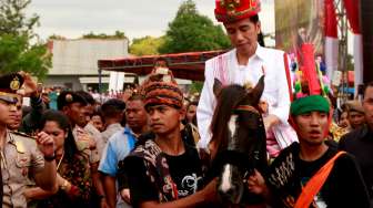 Jokowi Praktikkan Tradisi Cium Hidung Khas Sumba