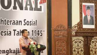 Wakil Presiden Jusuf Kalla menghadiri Simposium Nasional di Kompleks Parlemen, Senayan, Jakarta, Rabu (12/7). 