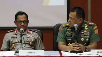 Kapolri Jenderal Pol Tito Karnavian dan Panglima TNI Jenderal TNI Gatot Nurmantyo usai Rapat Koordinasi Program Penertiban Impor Beresiko Tinggi di Kantor Ditjen Bea Cukai, Jakarta, Rabu (12/7).