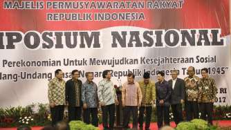 Wakil Presiden Jusuf Kalla menghadiri Simposium Nasional di Kompleks Parlemen, Senayan, Jakarta, Rabu (12/7). 