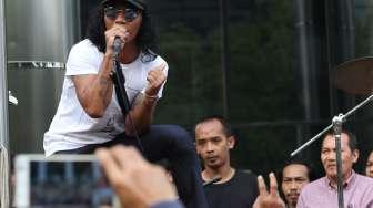 Grup band Slank menggelar konser dukungan terhadap KPK di halaman Gedung KPK, Jakarta, Kamis (13/7).