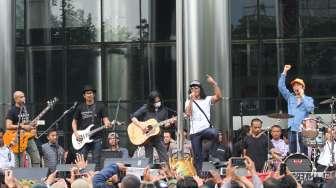 Grup band Slank menggelar konser dukungan terhadap KPK di halaman Gedung KPK, Jakarta, Kamis (13/7).