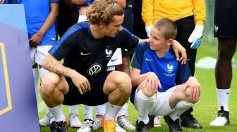 Bergaya dengan Rambut Baru, Griezmann Tiru Unta Berbulu Domba?