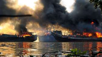Sebanyak 14 kapal hangus terbakar di Sungai Silugonggo, Kecamatan Juwana, Kabupaten Pati, Jawa Tengah, Sabtu (15/7).