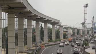 Kondisi pembangunan Proyek Light Rail Transit (LRT) di samping jalan Tol Jagorawi di kawasan Cililitan, Jakarta, Sabtu (15/7).