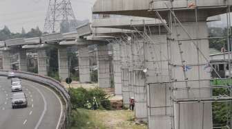 Kondisi pembangunan Proyek Light Rail Transit (LRT) di samping jalan Tol Jagorawi di kawasan Cililitan, Jakarta, Sabtu (15/7).