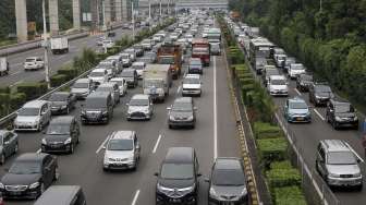 Sejumlah kendaraan terjebak macet di ruas Jalan Tol Cililitan-Jagorawi, Jakarta, Sabtu (15/7).