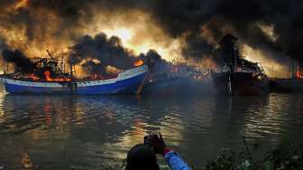 14 Kapal Hangus Terbakar