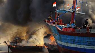 Sebanyak 14 kapal hangus terbakar di Sungai Silugonggo, Kecamatan Juwana, Kabupaten Pati, Jawa Tengah, Sabtu (15/7).