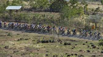 Sejumlah pebalap melintasi bukit pada Etape 4 Balap Sepeda Tour de Flores (TDF) 2017 di Mbay, NTT, Senin (17/7).