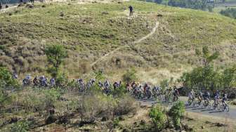 Sejumlah pebalap melintasi bukit pada Etape 4 Balap Sepeda Tour de Flores (TDF) 2017 di Mbay, NTT, Senin (17/7).