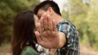 Berhubungan Intim Dilarang, Apakah Berciuman Suami Istri Juga Membatalkan Puasa?