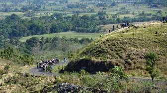 Sejumlah pebalap melintasi bukit pada Etape 4 Balap Sepeda Tour de Flores (TDF) 2017 di Mbay, NTT, Senin (17/7).