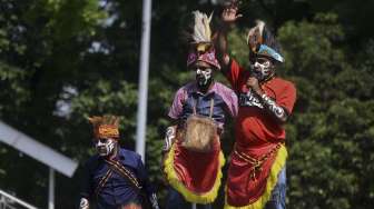 Massa yang tergabung dalam Komunitas Masyarakat Adat Papua Anti Korupsi (Kampak) melakukan aksi unjuk rasa di depan gedung KPK, Jakarta, Senin (17/7).