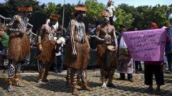 Massa yang tergabung dalam Komunitas Masyarakat Adat Papua Anti Korupsi (Kampak) melakukan aksi unjuk rasa di depan gedung KPK, Jakarta, Senin (17/7).