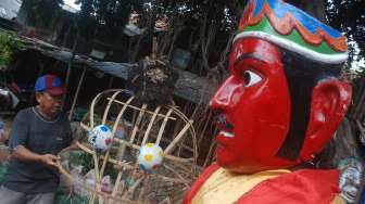 Perajin menyelesaikan pembuatan Ondel-ondel, boneka khas Betawi di Kramat Pulo, Jakarta, Selasa (18/7). 