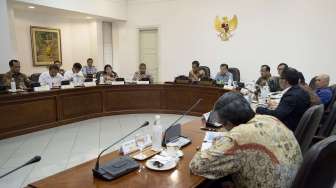 Presiden Joko Widodo bersama Wakil Presiden Jusuf Kalla meminpin rapat terbatas di Kantor Kepresidenan, Jakarta, Selasa (18/7).