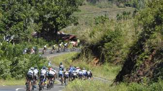 Sejumlah pebalap sepeda pada etape terakhir, etape 6 Tour de Flores (TDF) 2017 di Manggarai, NTT, Rabu (19/7).