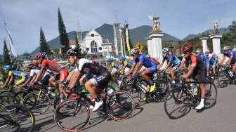 Sejumlah pebalap sepeda pada etape terakhir, etape 6 Tour de Flores (TDF) 2017 di Manggarai, NTT, Rabu (19/7).