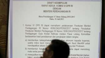 Menteri Perdagangan Enggartiasto Lukita mengikuti rapat kerja dengan Komisi VI DPR RI di komplek Parlemen, Senayan, Jakarta, Rabu (19/7).