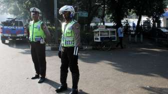 Sejumlah Polisi berjaga di trotoar Jala Kebon Sirih, Jakarta, Rabu (19/7).