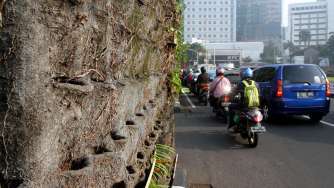 Taman vertikal kawasan Tugu Tani, Jakarta Pusat, Kamis (20/7).