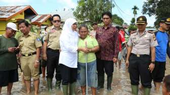 Mensos Khofifah Tinjau Bencana Banjir di Belitung Timur