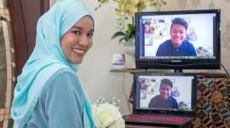 Viral! Perempuan Cantik Ini Tunangan Lewat "Video Call"