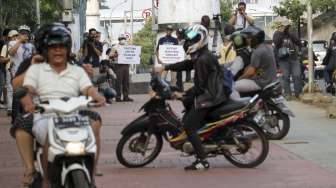 Cara Jakarta Usir Pemotor dan PKL yang Hobi Serobot Trotoar